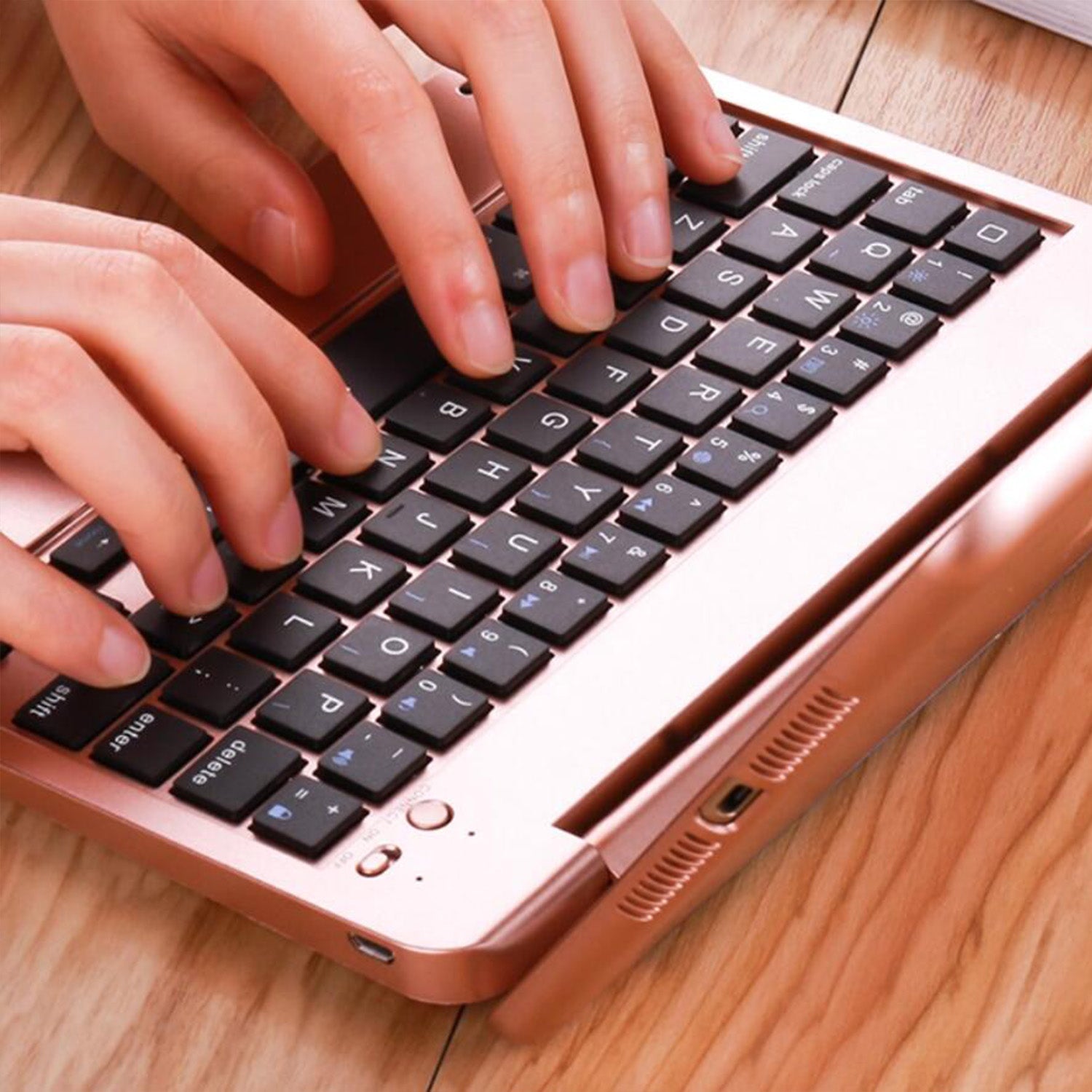 business-clamshell-book-stand-ipad-air-1-keyboard-case_3