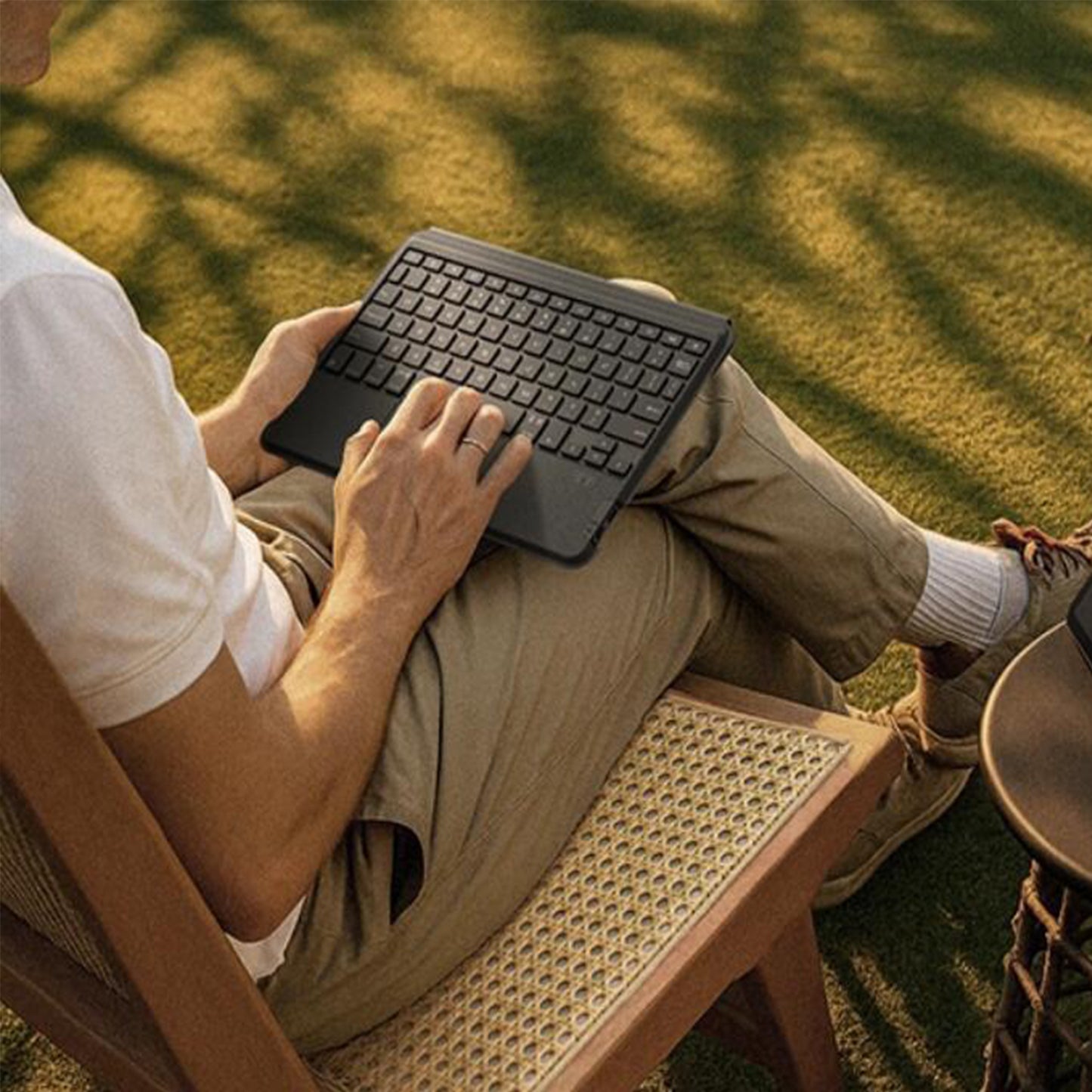 floating-magnetic-hem-stand-ipad-10-keyboard-case_6